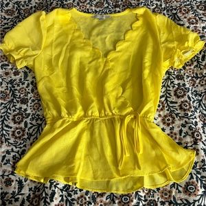 Short sleeve scallop top 🌻